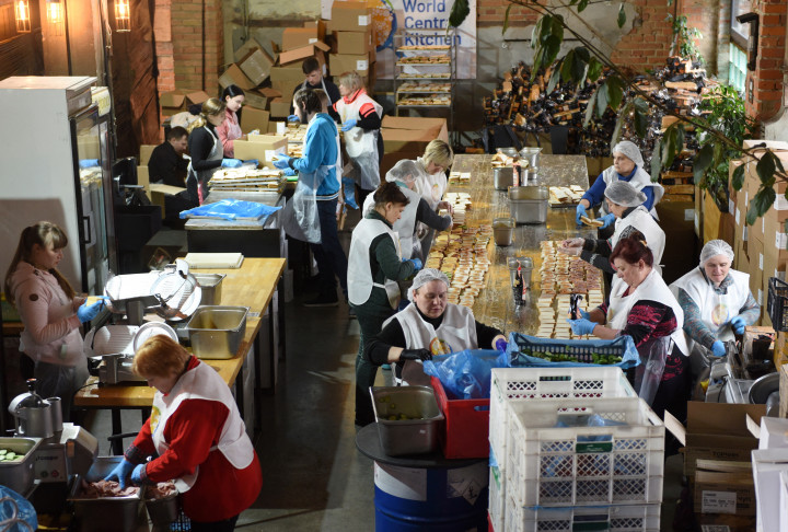 Egy helyi étterem dolgozói a World Central Kitchen szervezettel közösen készítenek ételeket a menekülteknek és a területvédelmi önkénteseknek a nyugat-ukrajnai Lvivben 2022. április 1-jén – Fotó: Yuriy Dyachyshyn / AFP