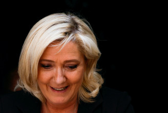 Egy héttel a francia elnökválasztás második fordulója előtt sikkasztással vádolták meg Marine Le Pent