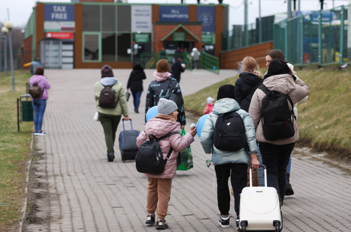 Ukrán menekültek tartanak a medykai határátkelő felé – Fotó: Kacper Pempel / Reuters