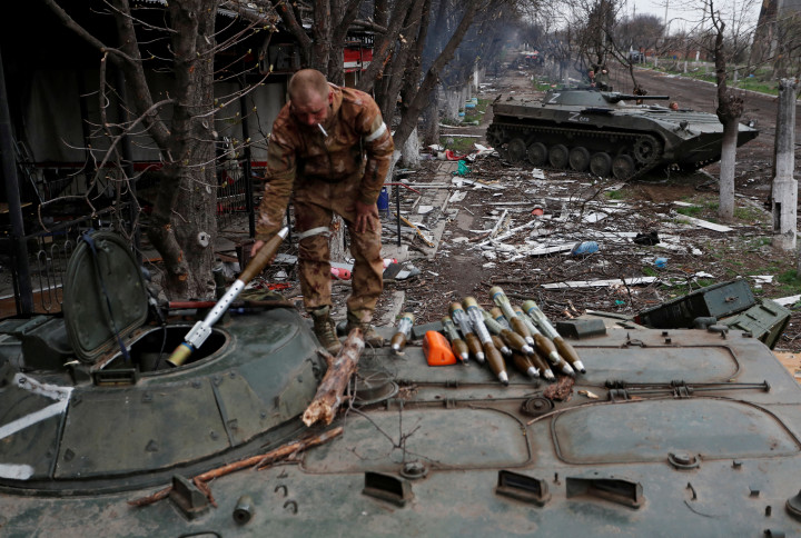 Oroszbarát szeparatista tölti újra lőszerrel a páncélosát az Azovsztal üzem közelében április 12-én – Fotó: Alexander Ermochenko Reuters