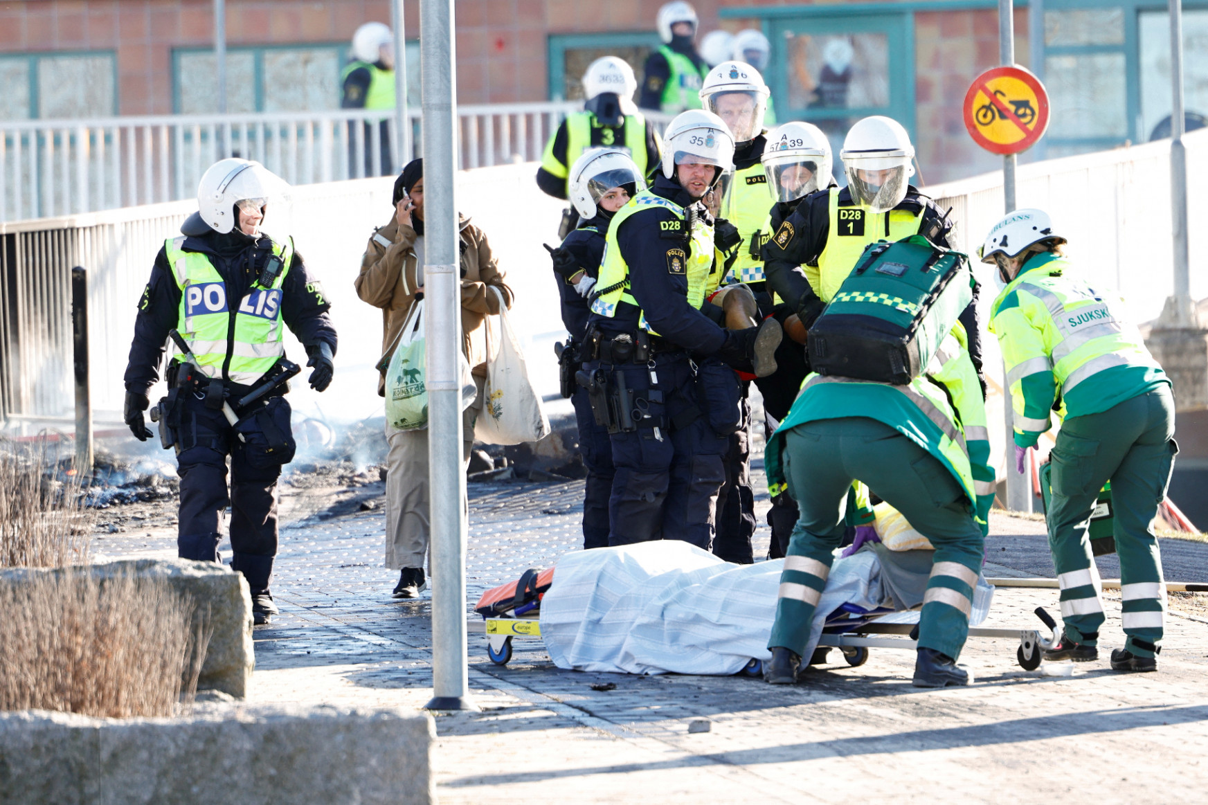 Hárman megsérültek a rendőrség figyelmeztető lövéseitől a svédországi Korán-égetés ellen tüntetők közül vasárnap