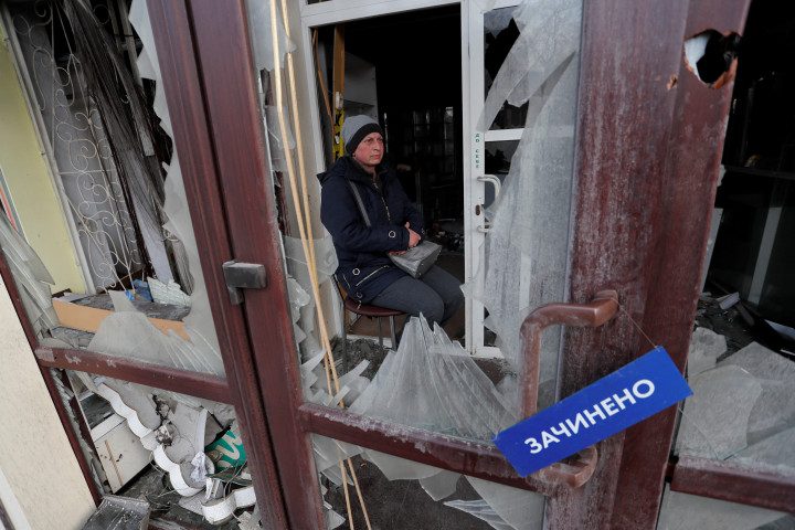 „Zárva” – írja a felirat egy lepusztult mariupoli épület ajtaján – Fotó: Alexander Ermochenko / Reuters