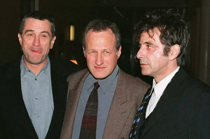 Robert De Niro és Al Pacino Michael Mann rendezővel (középen) a Szemtől szemben (Heat) című film 1995. december 6-i világpremierjén, a kaliforniai Burbankben – Fotó: Vince Bucci / AFP