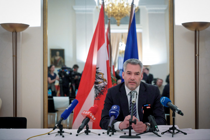 Karl Nehammer sajtótájékoztatója a moszkvai osztrák nagykövetségen az orosz elnökkel folytatott tárgyalása után 2022. április 11-én – Fotó: Natalia Kolesnikova / AFP