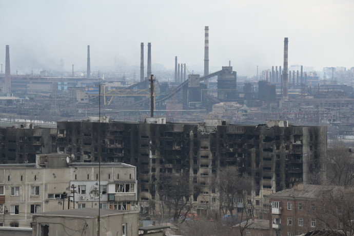 Az Azovsztal-acélgyár a lebombázott Mariupol hátterében 2022. április 4-én – Fotó: Ilya Pitalev / Sputnik / AFP