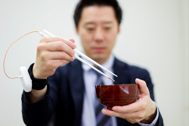 Okos evőpálcikától lehetnek sósabb ízűek az ételek Japánban