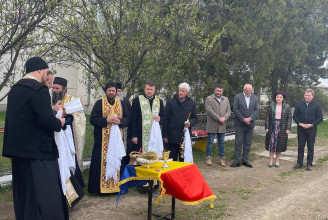 Hat pap és több politikus gyűlt össze gázórát avatni egy moldvai településen