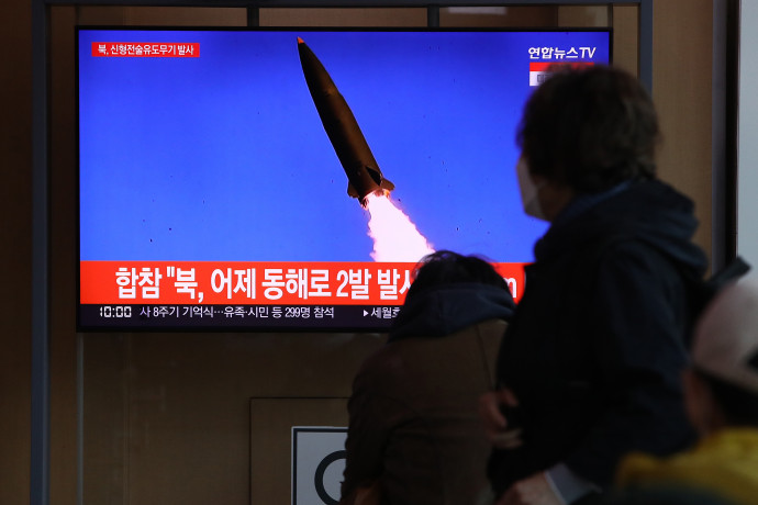 Egy észak-koreai rakétakísérletről szóló híradást figyelnek járókelők a televízióban Dél-Koreában, 2022. április 17-én – Fotó: Chung Sung-jun / Getty Images