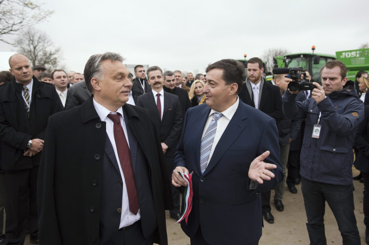 Orbán Viktor miniszterelnök és Mészáros Lőrinc felcsúti polgármester beszélget a Búzakalász 66 Felcsút Kft. bányavölgyi mangalicatelepének avatásán – Fotó: Koszticsák Szilárd / MTI