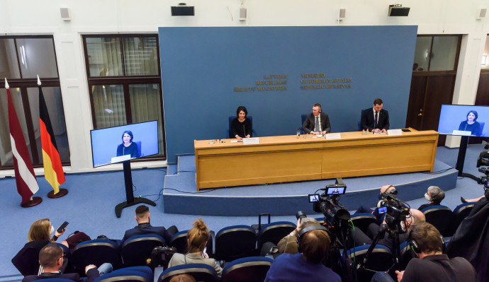 Annalena Baerbock és Edgars Rinkevics (k) sajtótájékoztatója a megbeszélés után – Fotó: Gints Ivuskans / AFP