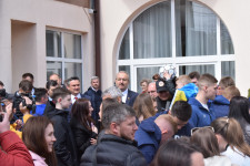 A védelmi miniszter meglátogatta a kolozsvári CFR-hotelből lett menekültközpontot