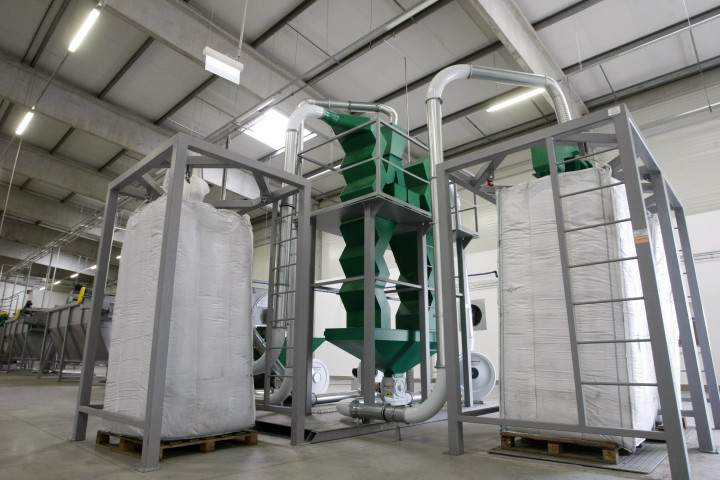 A Food-Grade Élelmiszeripari PET Műanyaghulladék Újrahasznosító Innovációs Központ Karcagon, 2015. július 9-én. A kétszintes üzemet közel 3 milliárd forintból, uniós támogatással építtette a Recy-Pet Hungária Kft. a város ipari parkjában – Fotó: Bugány János / MTI