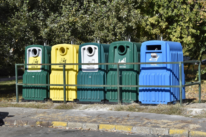 Szelektív hulladékgyűjtő konténerek a IX. kerületi Toronyház utcában – Fotó: Róka László / MTI