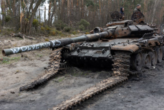 Fémhulladékká vált harckocsi, oroszbarát szuvenírbolt a Krímben – az orosz–ukrán háború 56. napja képekben