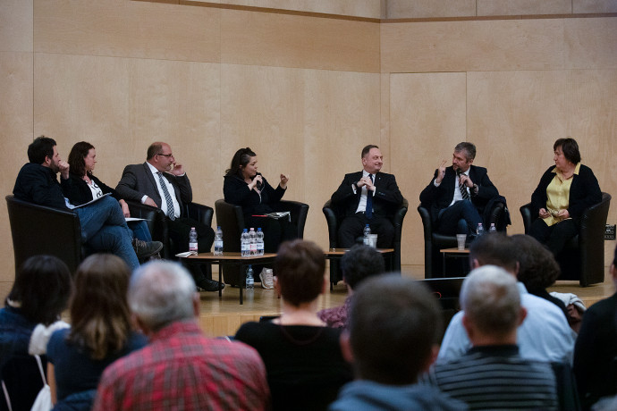 Hadházy Ákos szerint több értelme lenne az ózdi kultúrházban vitázni, mint az aranyozott parlamentben