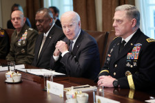 Újabb amerikai fegyverkezési segítség jöhet Ukrajnának, miközben Biden csodálattal figyeli az ukrán sereget