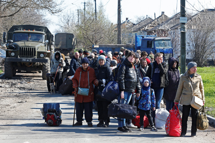 Evakuálásra váró civilek Mariupolban április 20-án – Fotó: Alexander Ermochenko / Reuters