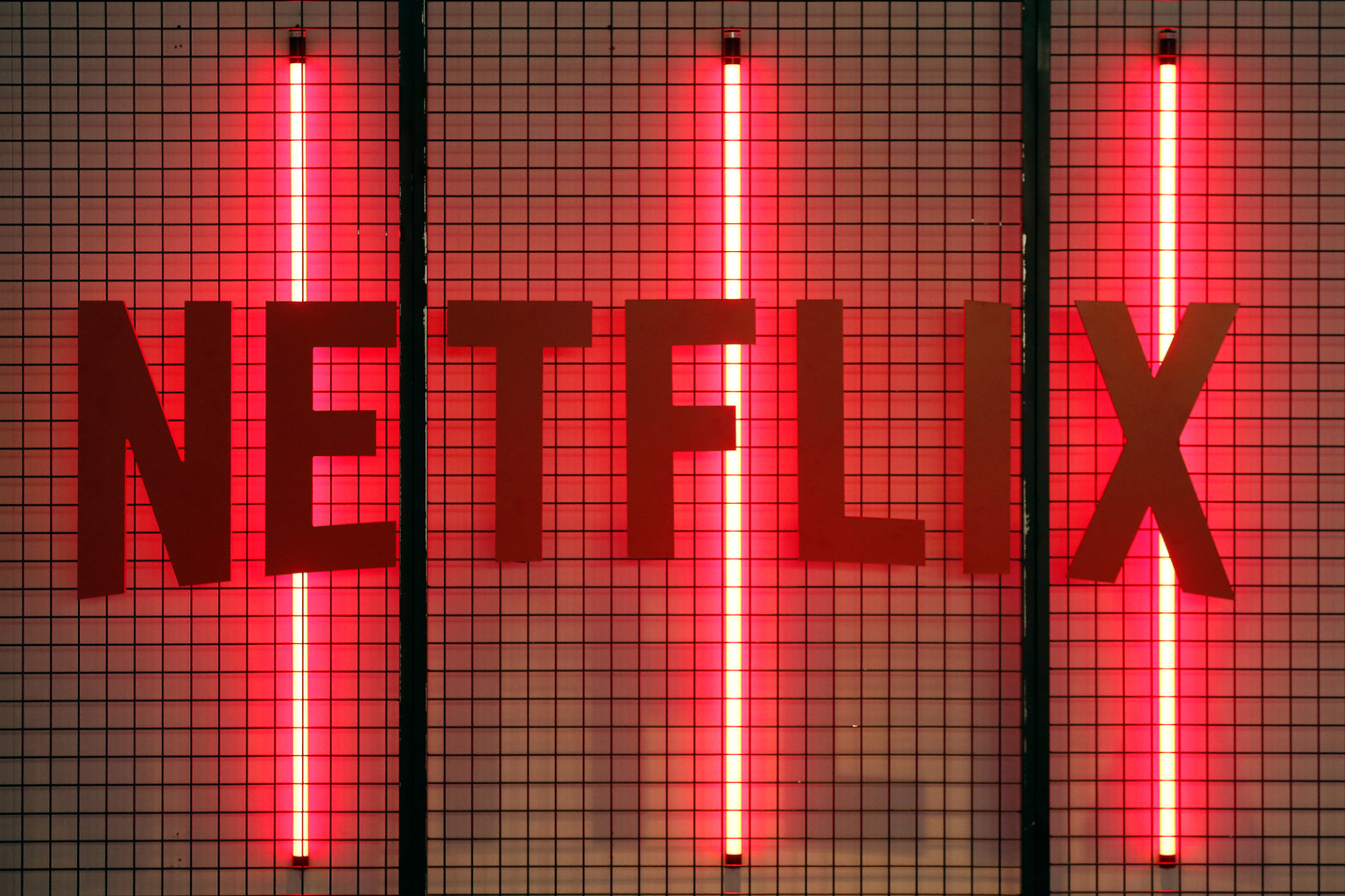 Bajban a Netflix, története során először csökkent az előfizetőinek a száma