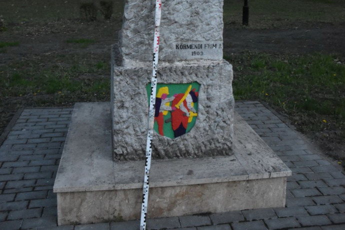 Kifestőnek nézte a jászberényi emlékművet, elvitték a rendőrök