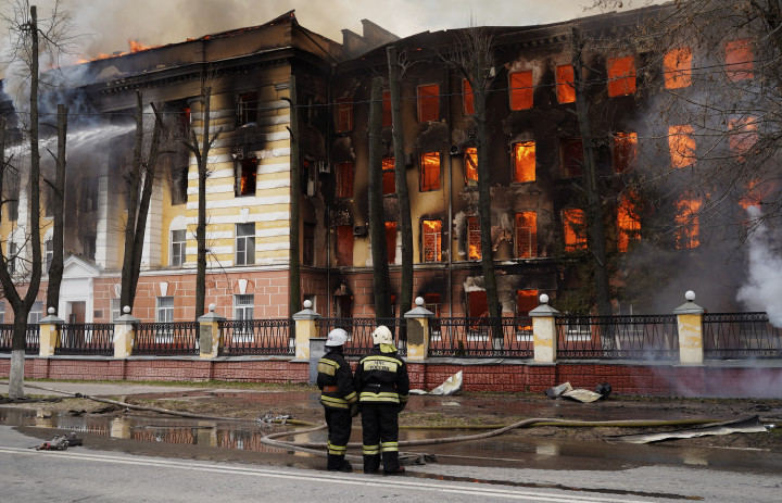 Tűz ütött ki az orosz légvédelmi erők központi kutatóintézetének épületében 2022. április 21-én, Tverben – Fotó: Maksim Shkolnikov / Sputnik via AFP