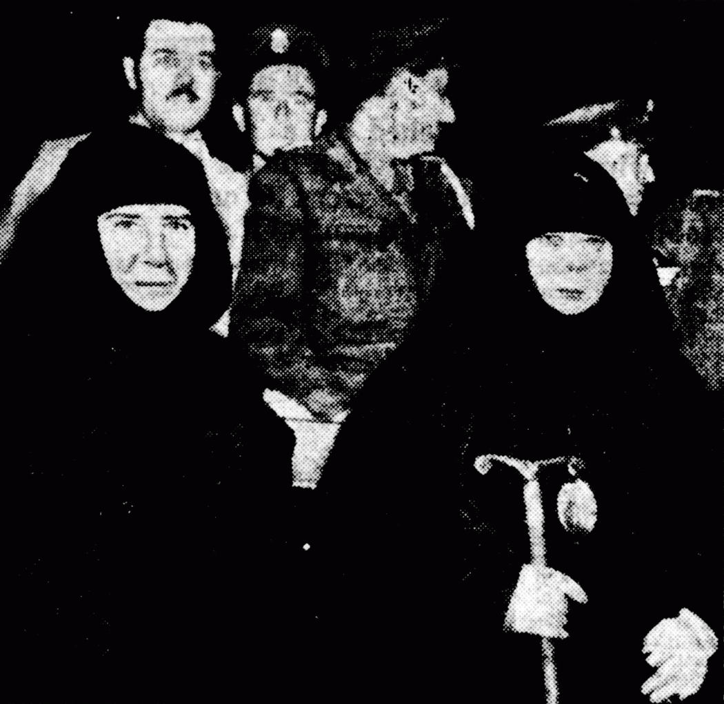 Mariam Szulakiotisz (jobbra) a bíróságon 1951-ben, az ausztrál The Mercury című lapban megjelent képen