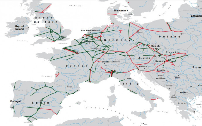 Pirossal a kőolaj-, zölddel a termékvezetékek. Forrás: fuelseurope.eu/