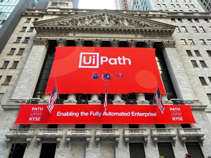 A New York-i tőzsde épülete 2021. április 21-én, a UiPath részvények tőzsdére bocsátásának napján – Fotó: a UiPath Linkedin-oldala
