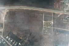 A műholdfelvételek alapján az oroszok tömegsírokba temetik a halottakat egy Mariupol melletti faluban