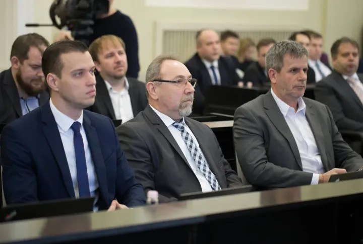 Az előterjesztést kritizáló képviselők egy 2020-as ülésen Varga Zoltánnal, balról Vaszkó Imre (DK), Madarasi István (MSZP)- Fotó: Varga Zoltán Facebook oldala