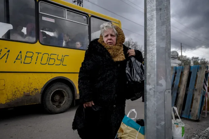 Zaporizzsjába érkező menekülők konvoja 2022. április 21-én – Fotó: Ed JONES / AFP