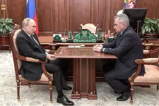 Az asztalmarkolós felvétel után ismét azt találgatják, hogy milyen betegsége van Vlagyimir Putyinnak