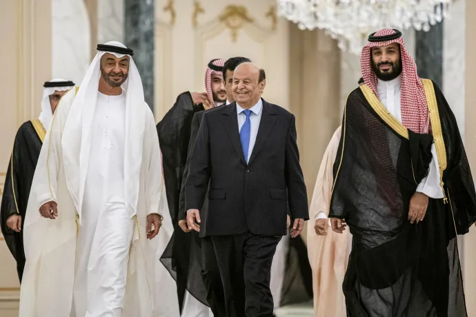 Mohamed bin Zájed al-Nahján sejk, Abu-Dzabi trónörököse, Abed Rabbó Manszúr Hádi és a szaúdi koronaherceg, Mohamed bin Szalmán, 2019. november 5-én, a szaúdi királyi palotában – Fotó: Hamad Al-Kaabi / AFP