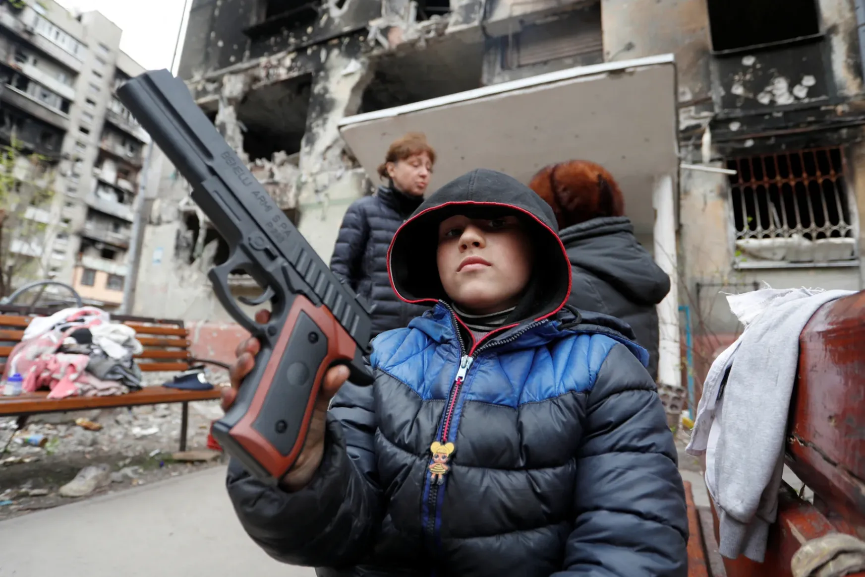 Orosz harckocsik Mariupolban és a szétlőtt városból menekülő civilek – az orosz–ukrán háború 58. napja képekben