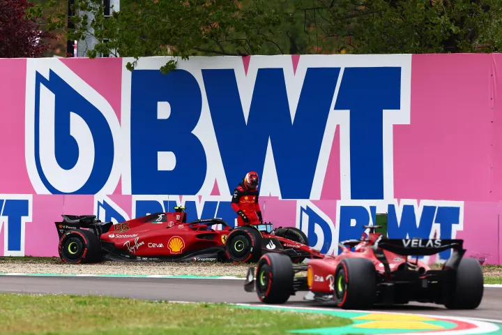 Carlos Sainz falba csúszott Ferrarija mellett a csapattárs, Charles Leclerc – Fotó: Mark Thompson / Getty Images