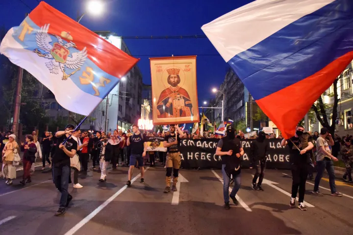 Oroszbarát tüntetők Belgrádban 2022. április 15-én. A tüntetők azután vonultak utcára, hogy Szerbia is megszavazta Oroszország tagságának felfüggesztését az ENSZ Emberi Jogi Tanácsában – Fotó: Zorana Jevtic / Reuters