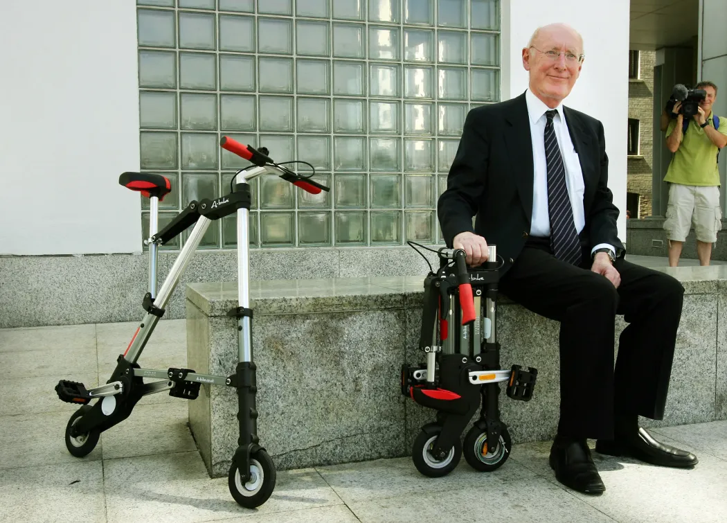 Sir Clive Sinclair 2006-ban az általa fejlesztett A-bike biciklivel – Fotó: Adrian Dennis / AFP