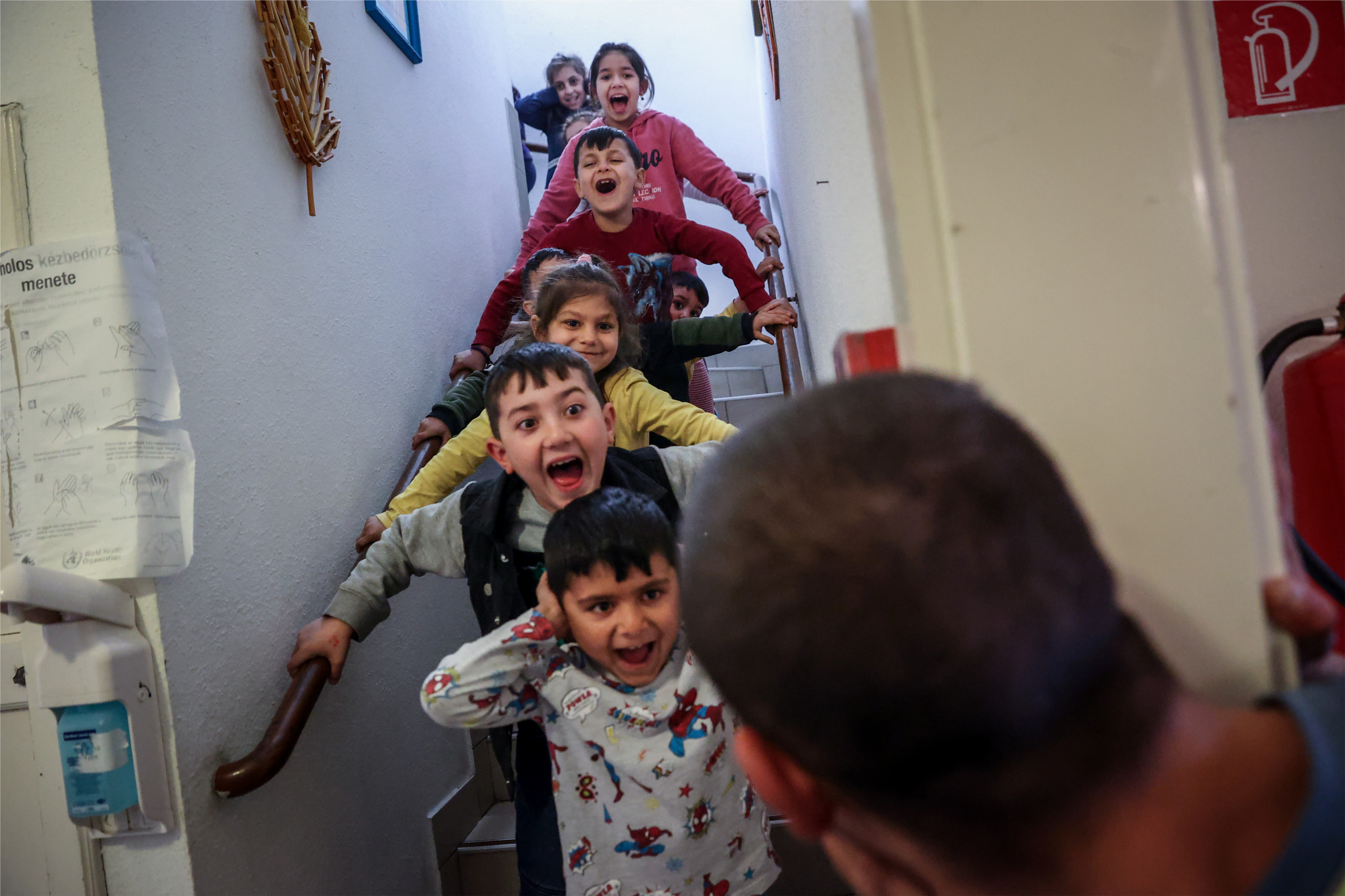 A Kárpátaljáról menekült gyerekekkel a szálláshelyen is önkéntesek foglalkoznak – Huszti István / Telex