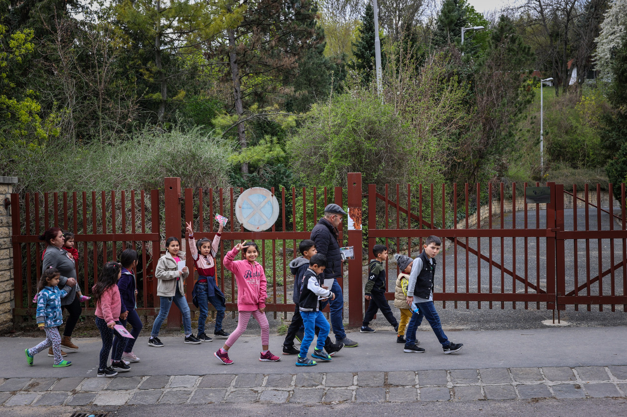 A tanodás gyerekek a délelőtti órák után együtt sétálnak át a közeli szálláshelyre – Fotó: Huszti István / Telex