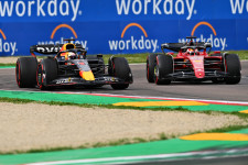 Verstappen hidegvére többet ért az imolai F1-sprintfutamon, mint Leclerc hangrobbanást hozó rajtja