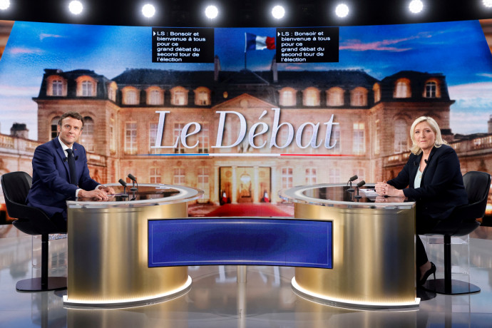 Emmanuel Macron és Marine Le Pen az elnökválasztási tévévita előtt 2022. április 20-án – Fotó: Ludovic Marin / Pool via Reuters