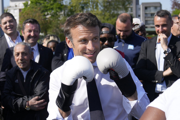 Emmanuel Macron bokszkesztyűben kampányol egy Saint-Denis-ben tartott kampányeseményen egy helyi bokszoló társaságában – Fotó: Francois Mori / Pool / AFP