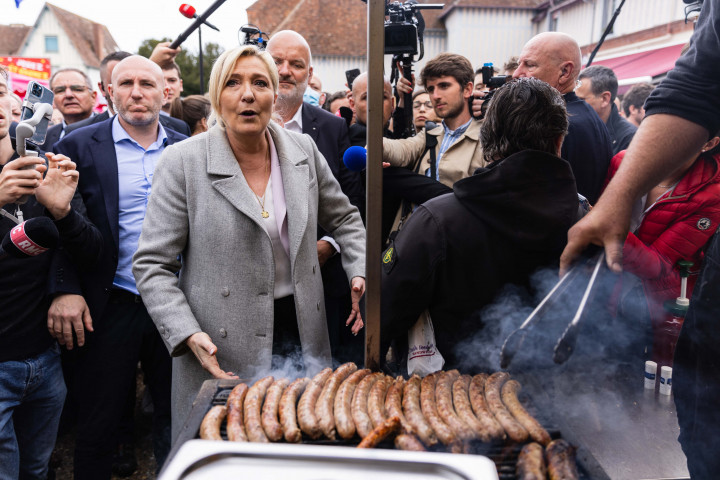 Marine Le Pen egy piacon kampányol az északnyugat-franciaországi Saint-Pierre-en-Auge-ban – Fotó: Sameer Al-Doumy / AFP