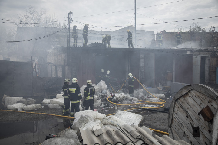Tűzoltók dolgoznak a bombázott Harkivban – Fotó: Narcisio Contreras / Anadolu Agency via AFP