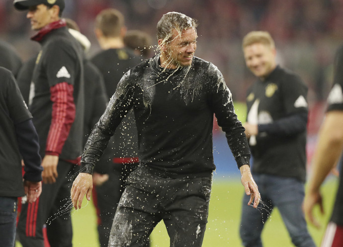 Nagelsmann vezetőedző is kapott a sörből – Fotó: Marcel Engelbrecht / AFP