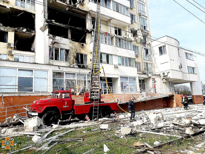 Orosz rakétatámadásban megsérült odesszai lakóépület 2022. április 23-án – Fotó: State Emergency Service Of Ukraine / Reuters