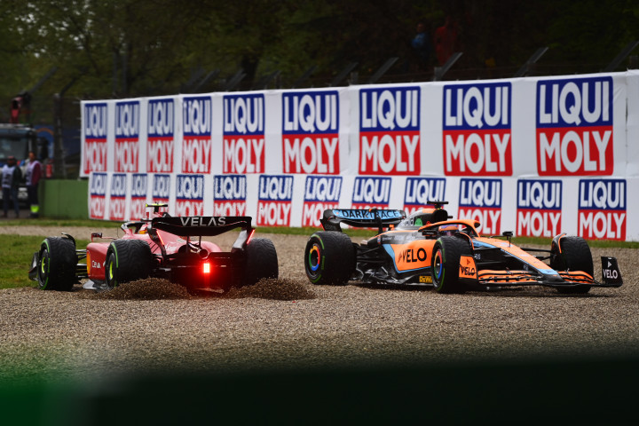 Daniel Ricciardo és Carlos Sainz rajt utáni koccanásának eredménye – Fotó: Dan Mullan / Getty Images