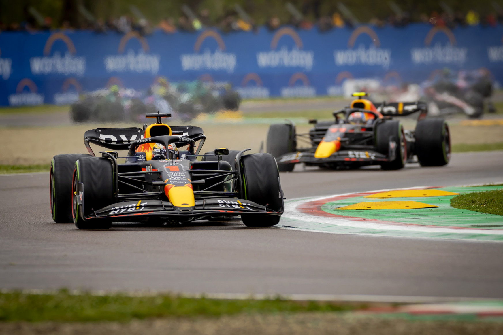 Verstappen szárnyalt, Hamiltont is lekörözve nyert Imolában, Leclerc ráfizetett a kockáztatásra