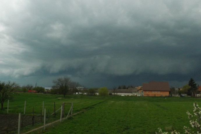 Zivatarriadó: ketten könnyebben megsérültek a lehulló tetőcserepek miatt