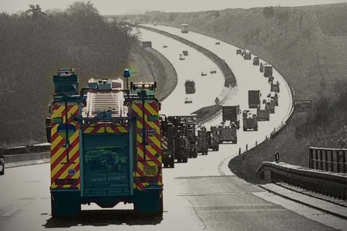 Nagy-Britannia közepéről indultak tűzoltók Ukrajna felé, hogy tűzoltóautókkal segítsenek