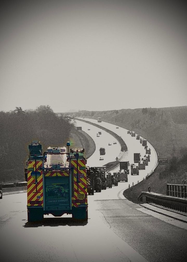 A tűzoltóautók konvoja, menetirány alapján már a kontinentális Európában – Fotó: South Yorkshire Fire & Rescue